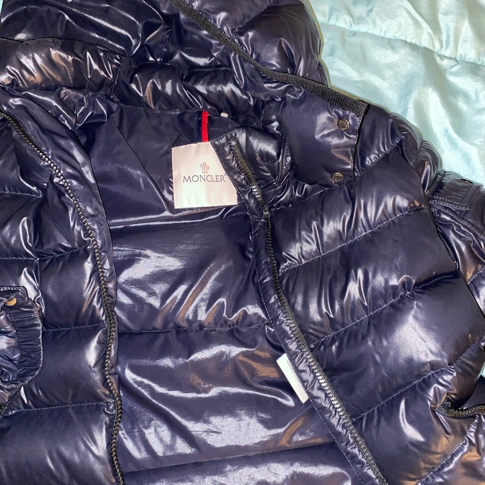 Boys Moncler Winter Bubble Coat. Size 12. Comes with a detachable hood. Navy Blu